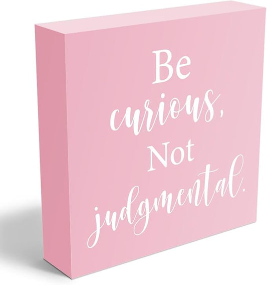 mmiishe Inspirational Wooden Box Sign Decorative Motivational Be Curious Not Judgmental Wood Box Sign Home Bedroom Office Decor Rustic Farmhouse Square Desk Decor Sign for Shelf Pink