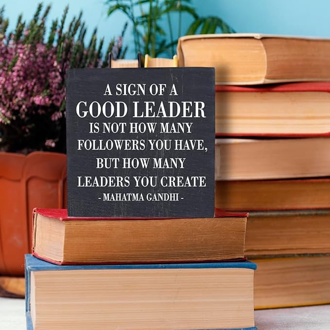 HTBIG A Sign of A Good Leader Desk Decor Sign, Office Decor For Boss Leader Gifts, Rustic Wood Sign for Boss Mentor Home Office Desk Shelf Table Decoration Gift