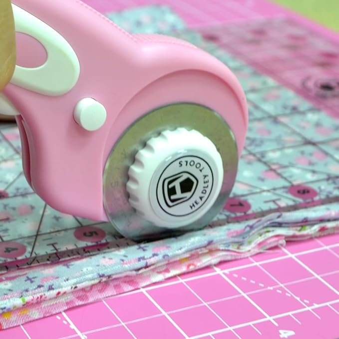 Rotary Cutter Set Pink- Quilting Kit incl. 45mm Fabric Cutter, 5 Replacement Blades, A1 Cutting Mat, Acrylic Quilting Ruler and Sewing Clips, Craft Knife Set, Ideal for Crafting, Sewing, Patchworking